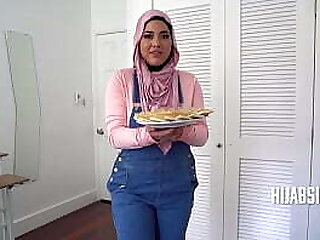 Chubby Girl In Hijab Offers Her Virginity On A Platter - POV